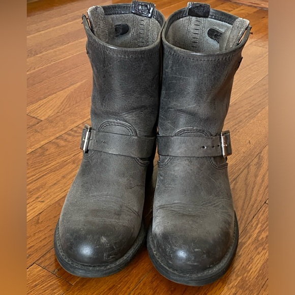 Frye Women’s Engineer 8R Leather Boots, Charcoal, size 7 - Picture 4 of 13